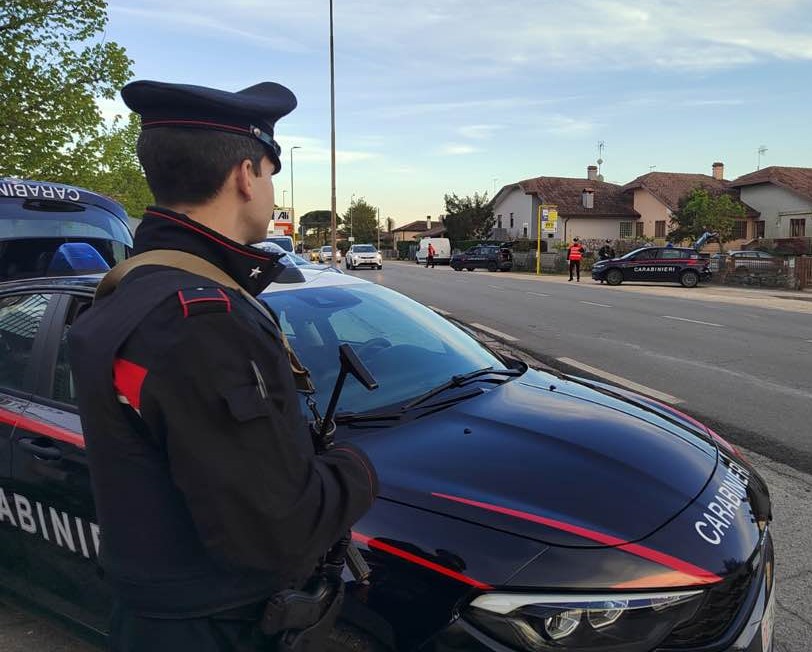 Danneggia auto e aggredisce i carabinieri, arrestato 