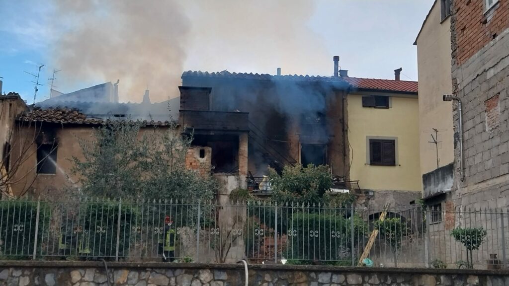 Giffoni Valle Piana, Divampa incendio nel centro storico: evacuate le abitazioni vicine