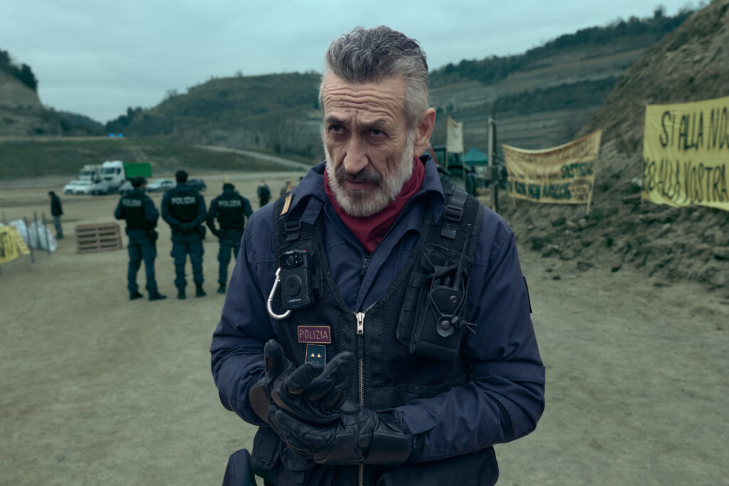 Marco Giallini vestito da poliziotto per la serie Netflix ACAB