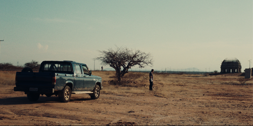 La locandina di deserto particular, un pick up sullo sfondo nel deserto del Brasile