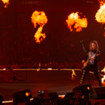 Una foto dal concerto spettacolo dei Metallica con le fiamme sul palco