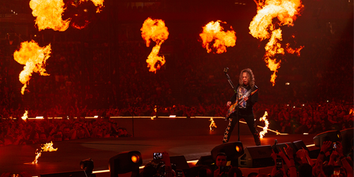 Una foto dal concerto spettacolo dei Metallica con le fiamme sul palco