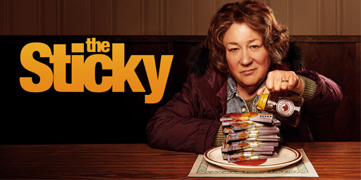 Nell'immagine Ruth Landry che interpreta Margo Martindale nella serie Prime Video The Sticky il grande furto