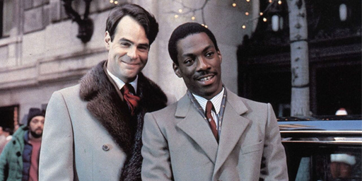 Gil attori, da sinistra verso destra, Dan Aykroyd ed Eddie Murphy nel film Una Poltrona per due.