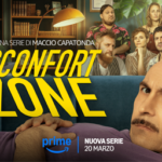 Nell'immagine maccio capatonda sdraiato su un lettino di uno psicologo, alle sue spalle il resto del cast della nuova serie sconfort zone